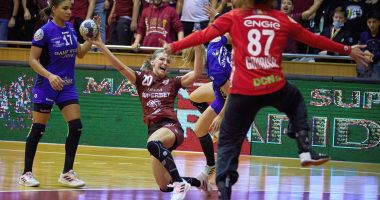 Stire din Sport : Handbal / CSM s-a impus dramatic în derby-ul cu Rapid. Bătălia pentru titlul naţional - relansată!