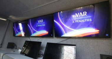 Stire din Sport : Fotbal / Asistenţă video în arbitrajul românesc. Mașinile VAR sunt echipate pentru startul exercițiilor practice
