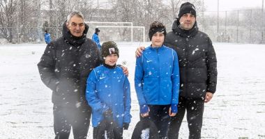 Stire din Sport : Farul şi Academia Hagi sprijină copiii din Ucraina. Doi juniori refugiaţi în România se pregătesc la Constanţa