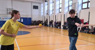 Stire din Sport : Oină / ASE Bucureşti a celebrat cei 109 ani de existenţă şi prin sportul naţional