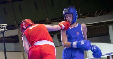 Stire din Sport : Box / Mulţi pumni încasaţi de pugiliştii români, în ziua întâi a Europenelor de tineret de la Sofia