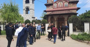 Galerie foto. Mama fraților Mazăre, înmormântată azi. RADU și ALEXANDRU, aduși sub escortă de la penitenciar - 19