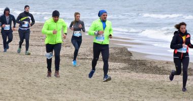 Stire din Sport : Mai mult decât un hobby! Peste 800 de sportivi vor alerga la Maratonul Nisipului