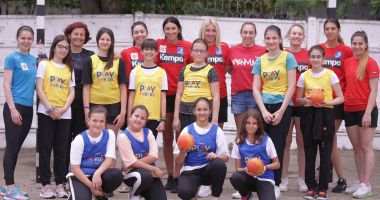 Stire din Sport : Handbalistele de la CSU Neptun, antrenament alături de elevii Şcolii "Aurel Vlaicu"