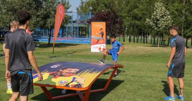 Stire din Sport : Teqball-ul a ajuns și la Academia Hagi-Farul! Mese personalizate cu Gică Hagi și Gică Popescu