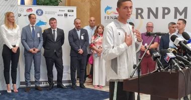 Stire din Sport : Nataţie / Campionul mondial David Popovici: "Sunt onorat să reprezint ţara asta frumoasă"