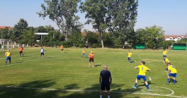 Stire din Sport : Oină / Celebrul salut "Trăiască", în premieră la Drobeta Turnu Severin, la campionatul MAI