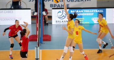 Stire din Sport : Volei / Naționala de junioare-U17 a României, prima victorie la Balcaniada din Serbia