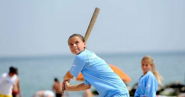 Stire din Sport : La Eforie Nord, se dă startul Campionatelor Naţionale de oină pe plajă pentru junioare