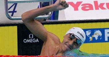 Stire din Sport : Nataţie / Campion cu suflet mare! David Popovici îşi donează casca şi ochelarii cu care a cucerit aurul mondial