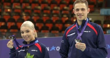 Stire din Sport : Medalie de argint pentru Ovidiu Ionescu şi Bernadette Szocs, la dublu mixt