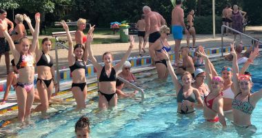 Stire din Sport : Gimnastele tricolore, relaxare la piscină, în Ungaria
