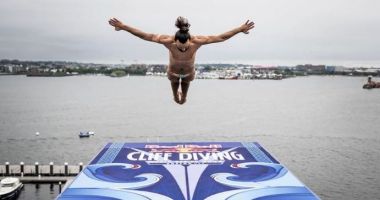 Nataţie / Românul Cătălin Preda se menține lider în circuitul RedBull CliffDiving