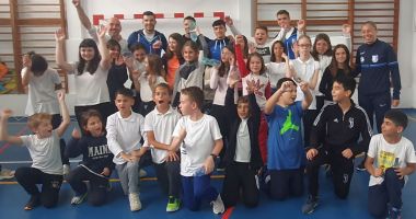 Stire din Sport : Şcoala, primul pas spre performanţă! „Învățăm să fim campioni”, un nou proiect lansat de Farul Constanţa