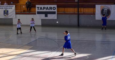 Stire din Sport : Sportul naţional / Patru echipe, la startul Campionatului Naţional de oină în sală al juniorilor I