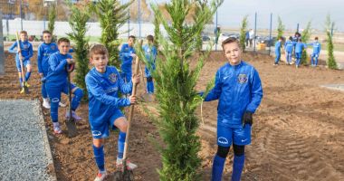 Stire din Sport : Fotbal / „Go Green”. 300 de puieți de conifere, plantaţi la baza sportivă a Academiei Hagi
