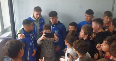 Fotbal / Fotografii şi autografe! Jucătorii Farului, printre elevii Şcolii gimnaziale nr. 8 din Constanţa