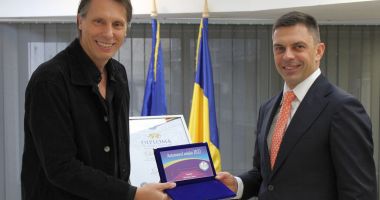 Stire din Sport : Diplomă de merit oferită de ministrul Sportului antrenorului Gianni Creţu