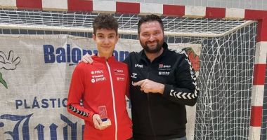 Stire din Sport : Ionuţ Stănescu îi predă ştafeta performanţei lui Cătălin Haidu, la naţionala de handbal-juniori