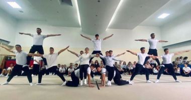 Stire din Sport : Sport universitar / Colinde şi execuţii pline de graţie, la Facultatea de Educaţie Fizică şi Sport Constanţa