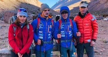Stire din Sport : Alpinism / Premieră absolută: doi nevăzători au ridicat tricolorul pe cel mai înalt vârf al Americii de Sud