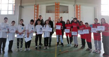 Stire din Sport : Sportul naţional / Trei echipe de junioare s-au confruntat pentru Cupa Zarandului la oină