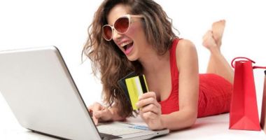 Stire din Economie : Haine, încălţăminte, cosmetice! Două din trei femei au plasat cel puţin o comandă online în ultimul an