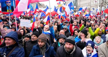 Stire din Actualitate : Mii de cehi au demonstrat împotriva guvernului şi a sărăciei