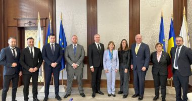 Stire din Economie : Ambasadorul SUA în România, Kathleen Kavalec, vizită în portul Constanţa