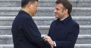 Stire din Actualitate : Donald Trump îl acuză pe preşedintele Emmanuel Macron că îl linguşeşte pe omologul chinez