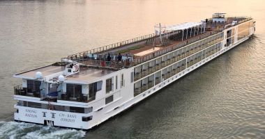 Stire din Economie : Două nave de pasageri au sosit în portul Constanţa. Turiştii, interesaţi de Delta Dunării