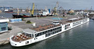 Stire din Economie : Nava fluvială de croazieră „Viking Kadlin”, schimb de pasageri în portul Constanţa