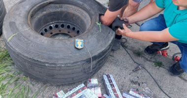 Stire din Eveniment : Aproximativ 85.000 țigarete, reținute de inspectorii vamali. Erau ascunse în roţile cisternelor