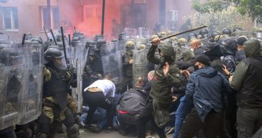 Stire din Actualitate : Mai mulţi membri ai KFOR, răniţi în confruntările din nordul Kosovo