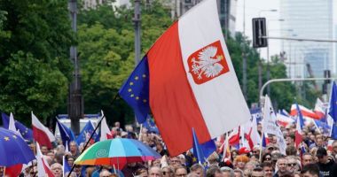 Stire din Actualitate : Polonia ar putea organiza simultan cu alegerile un referendum privind migraţia în UE