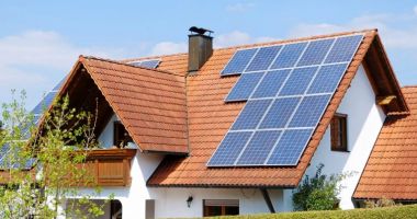 Stire din Economie : Numărul sistemelor fotovoltaice instalate pentru persoane fizice va depăşi 130.000, la nivel naţional