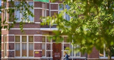 Stire din Actualitate : Incident la ambasada Belarusului din Olanda. Geamuri sparte şi graffiti pe faţada clădirii
