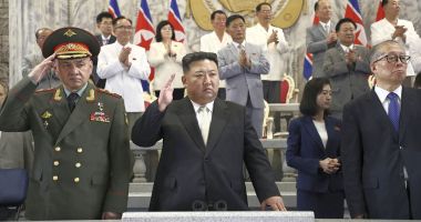 Stire din Actualitate : Kim Jong Un a supervizat o paradă militară la care Phenianul şi-a etalat noile rachete şi drone