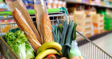Consiliul Concurenţei verifică modul în care companiile aplică reducerea preţurilor la alimentele de bază