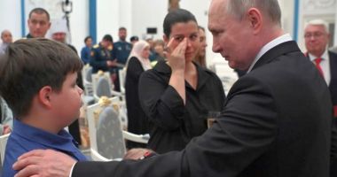 Vladimir Putin le înmânează decoraţii văduvelor militarilor ruşi morţi în Ucraina