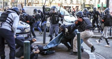 Stire din Actualitate : Emmanuel Macron vorbeşte despre o „criză a civilizaţiei”, după protestele violente din Franţa