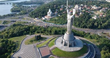 Ucraina înlătură simbolurile sovietice de pe monumentul Patriei Mamă din Kiev
