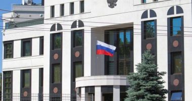 Stire din Actualitate : 45 de angajaţi ai Ambasadei Federaţiei Ruse expulzaţi din Republica Moldova au plecat de la Chişinău