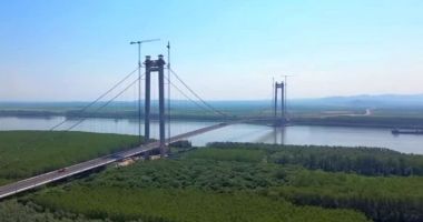 Stire din Economie : Sorin Grindeanu, despre denivelările de pe podul peste Dunăre: „Nu au fost respectate restricţiile de tonaj pe caniculă”