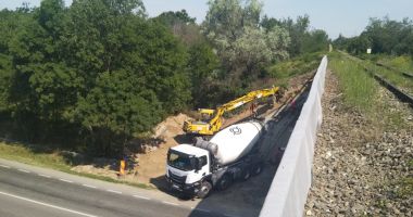Stire din Economie : CFR Infrastructură: Pasajul inferior rutier de la km 15+470 (DN2A) a intrat în reparații!