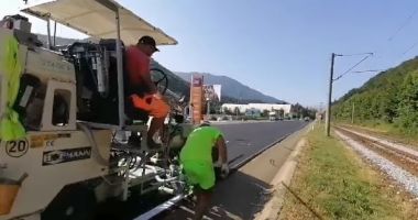 Stire din Economie : Trafic îngreunat pe valea Prahovei. Lucrări de refacere a marcajelor rutiere pe DN1, sectorul Braşov - Predeal