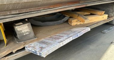 Stire din Eveniment : 19.000 ţigarete, descoperite de inspectorii vamali într-un camion ce transporta ambalaje de sticlă din Republica Moldova