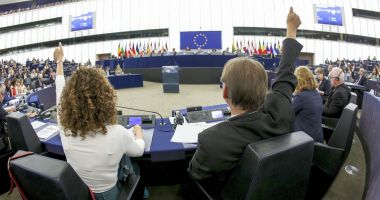 Stire din Actualitate : Parlamentul European îşi revizuieşte regulile de transparenţă după Qatargate