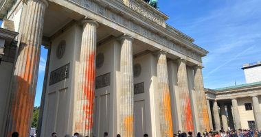 Stire din Actualitate : Activişti ecologişti au vopsit cu spray poarta Brandenburg din Berlin