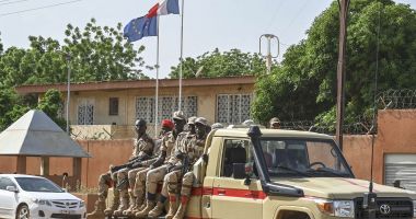 Stire din Actualitate : Franţa îşi menţine ambasadorul în Niger, deşi junta militară l-a izolat în clădirea ambasadei